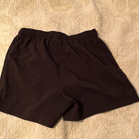Mens black north face shorts- like new - Picture 2 of 3